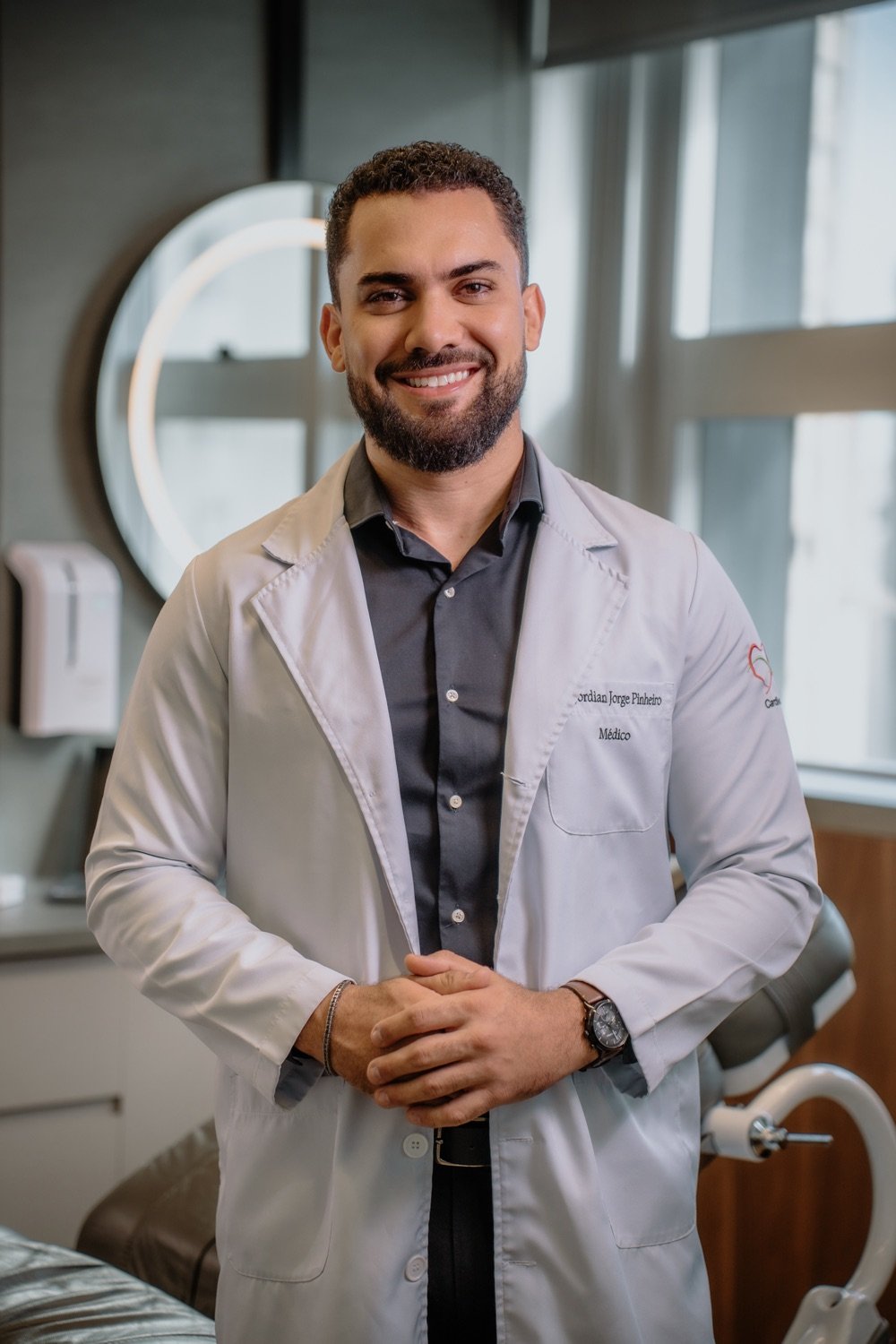 Dr. Jordian Pinheiro no consultório