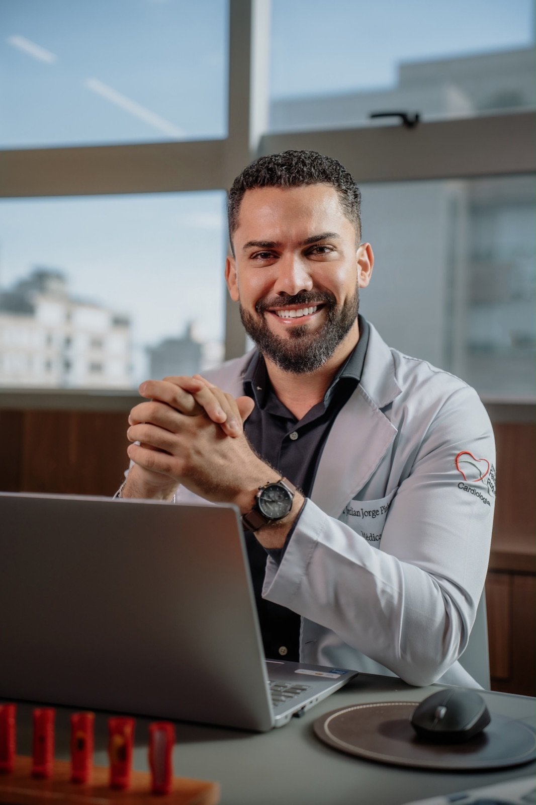 Dr. Jordian Pinheiro no consultório