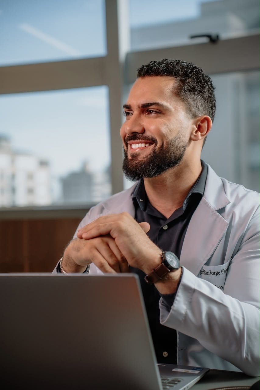 Dr. Jordian Pinheiro no consultório